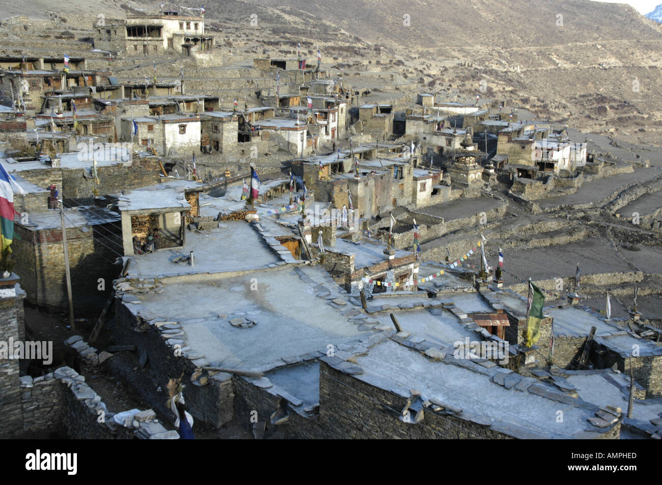 Maisons imbriquées en pierres avec des toits plats Nar Nar Phu Annapurna Népal Région Banque D'Images