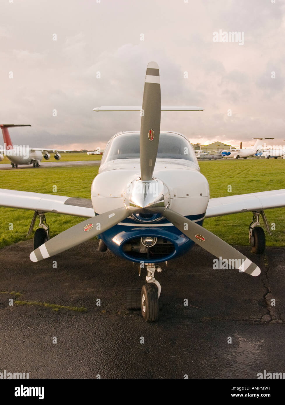 Piper PA32 moteur hélice unique trois petits avions stationné à l'aérodrome de Kemble Gloucestershire Angleterre UK UE Banque D'Images