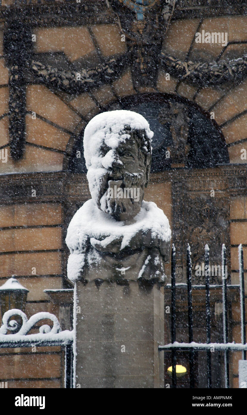 Buste à l'extérieur du Théâtre Sheldonian, Oxford, recouvert de neige. Banque D'Images