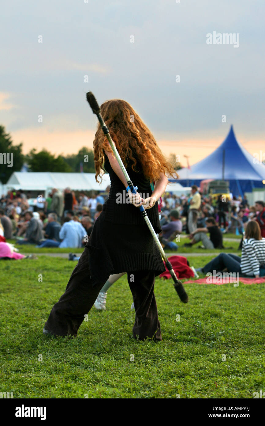 Long haired woman juggling bâton à Wychwood festival de Cheltenham 2007 Banque D'Images