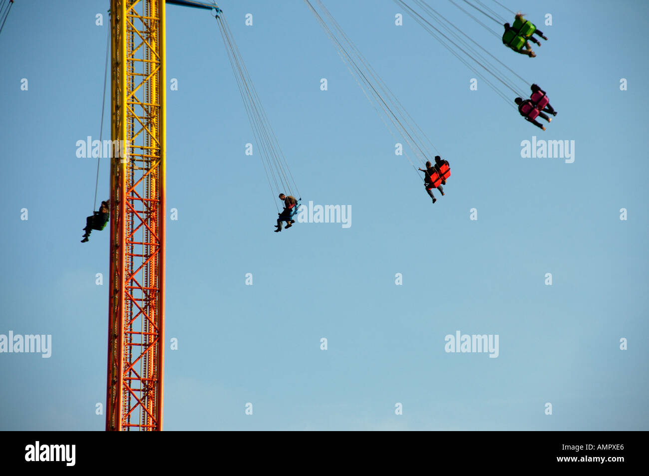 Les gens voyagent dans le ciel nouveau chairoplane Oktoberfest Munich Bavaria Allemagne Banque D'Images