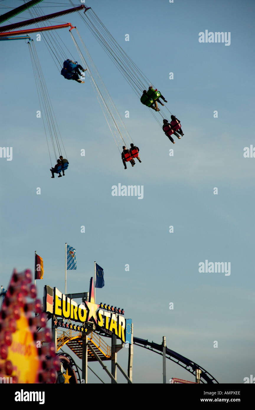 Les gens voyagent dans le ciel nouveau chairoplane Oktoberfest Munich Bavaria Allemagne Banque D'Images