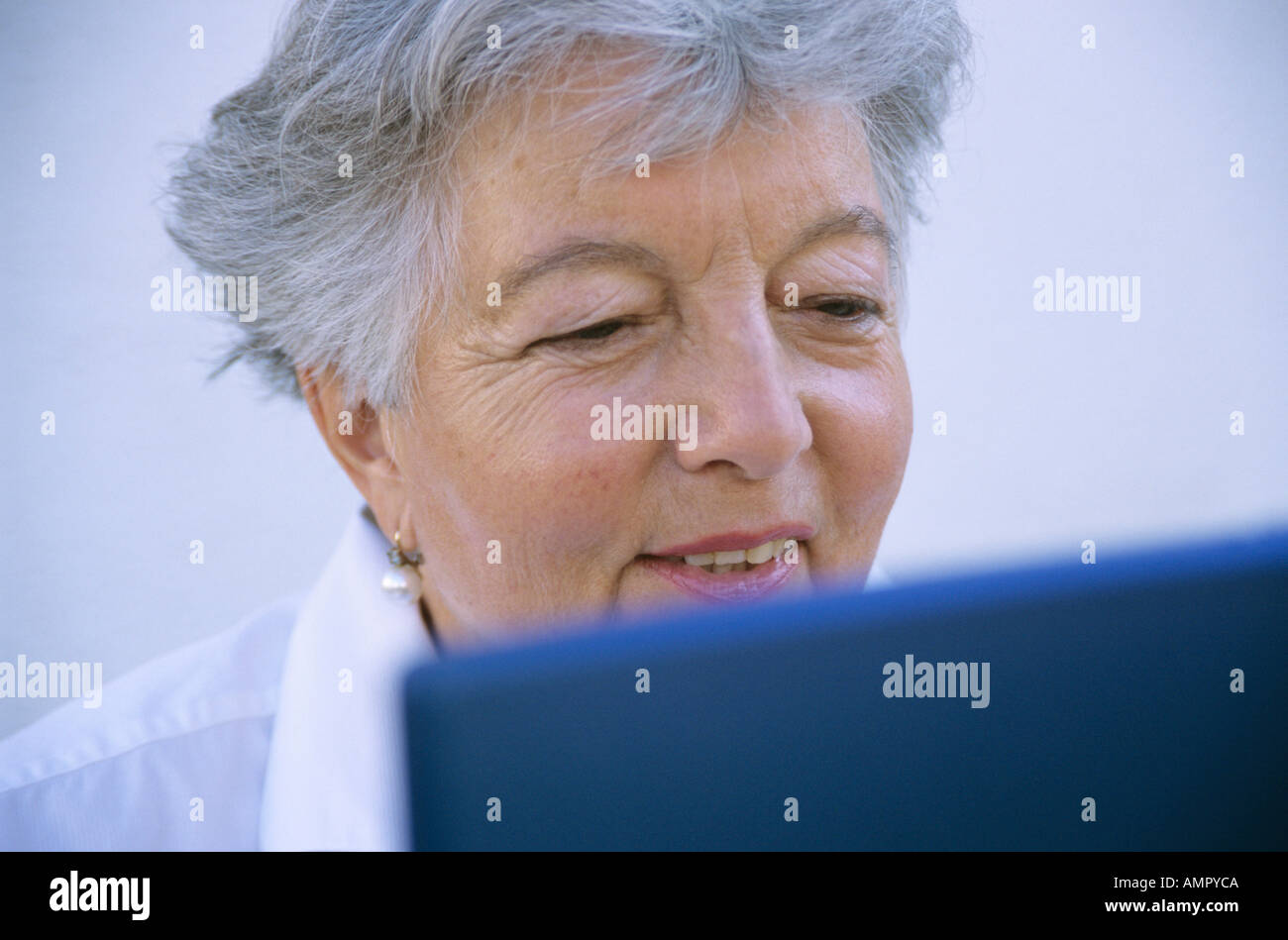 Senior woman using laptop Banque D'Images