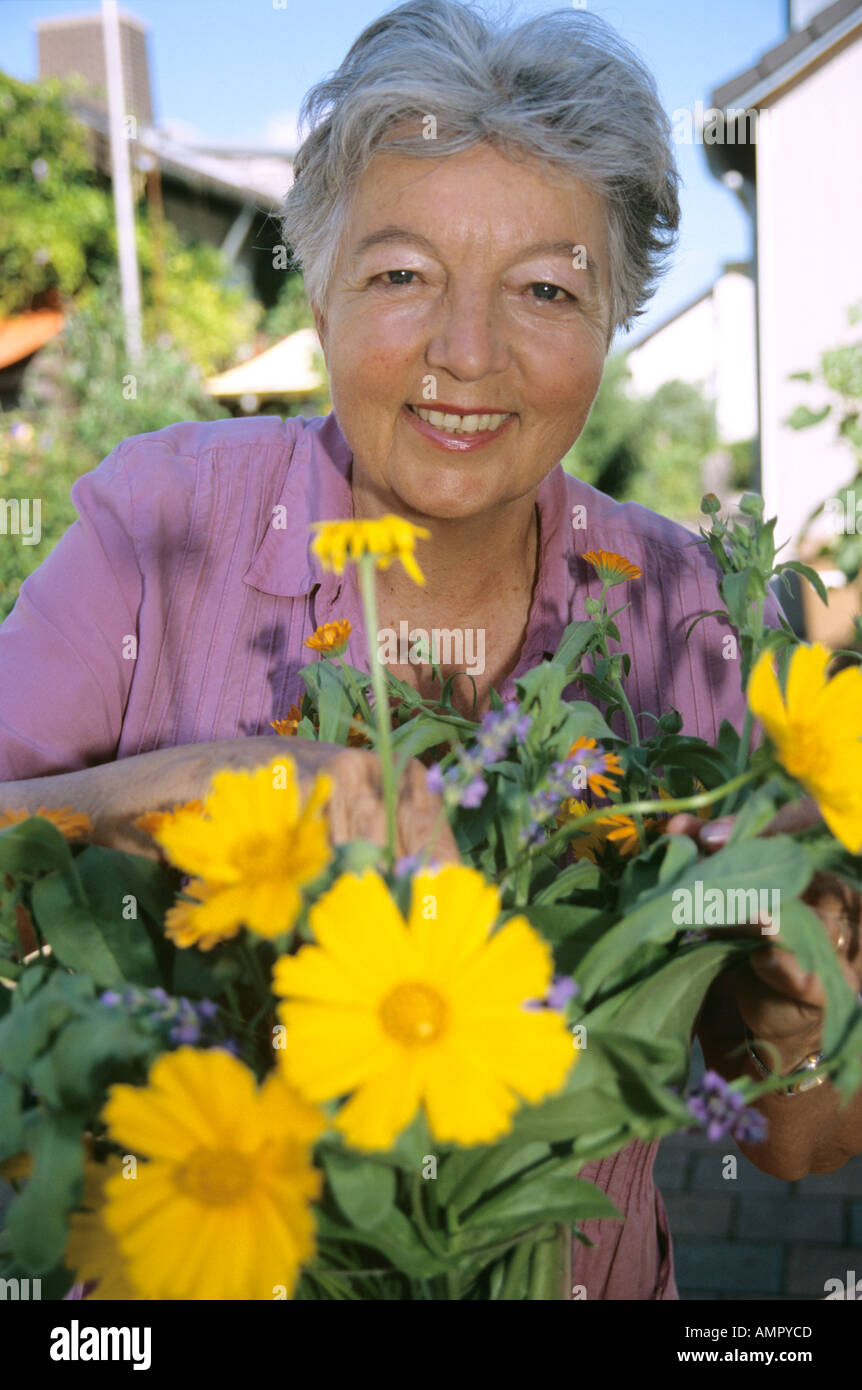 Senior woman working in her garden Banque D'Images