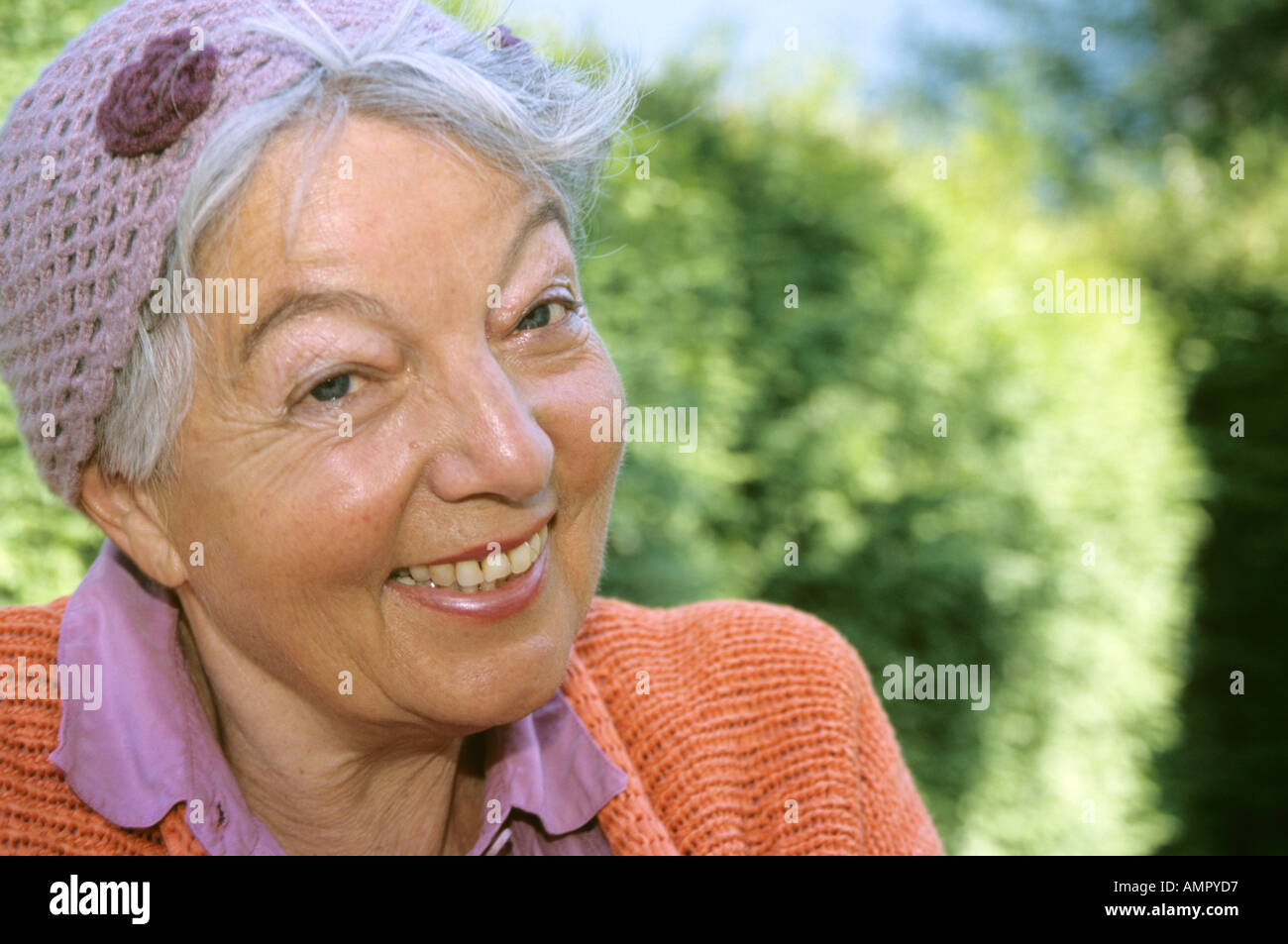 Senior woman smiling, close-up Banque D'Images