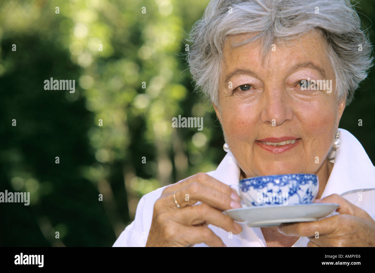 Senior woman holding cup of tea, close-up Banque D'Images