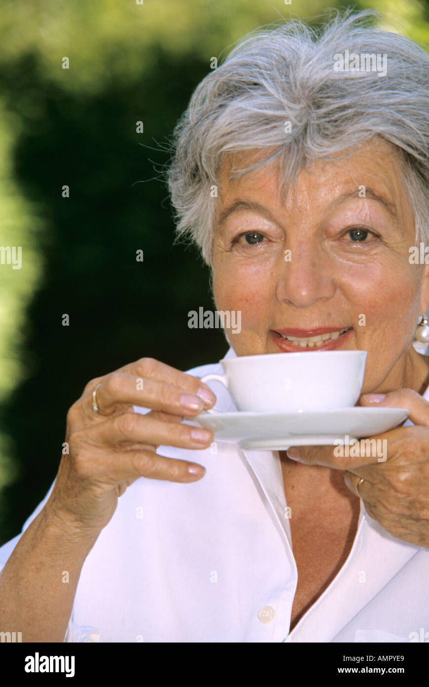 Senior woman drinking coffee, close-up Banque D'Images