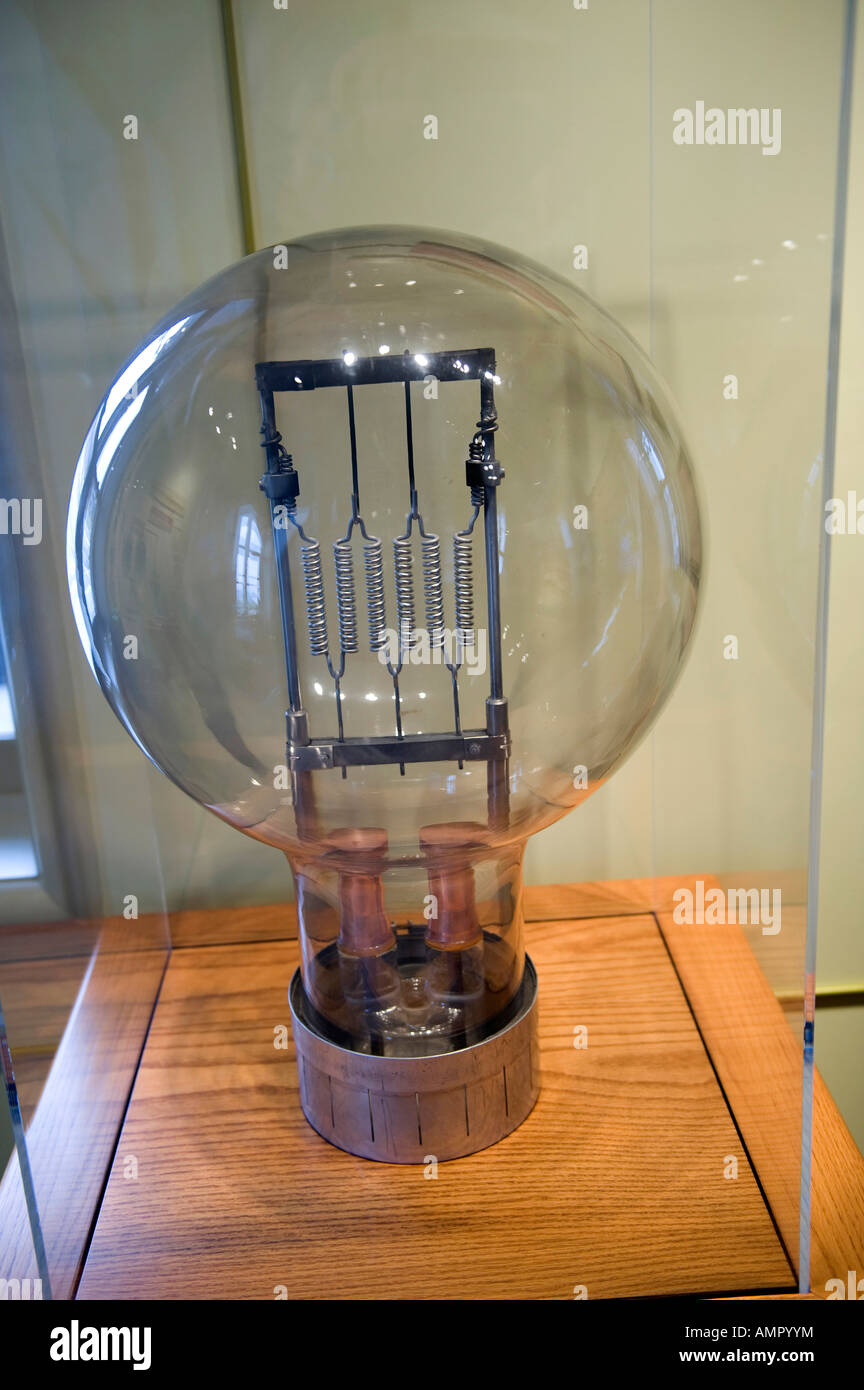 Thomas Edison images historiques et grandes réplique d'ampoule