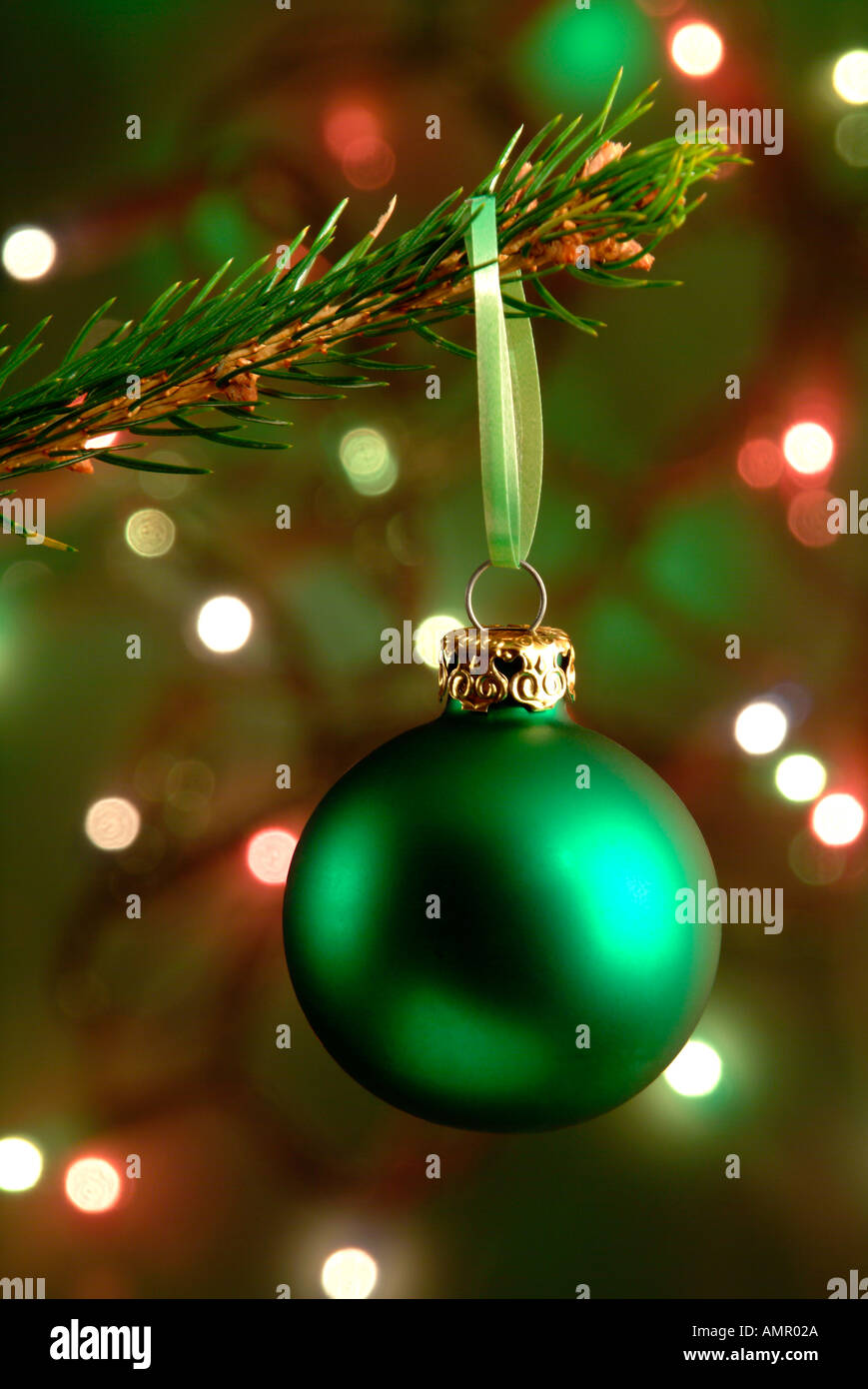 Boule verte sur un arbre de Noël Banque D'Images