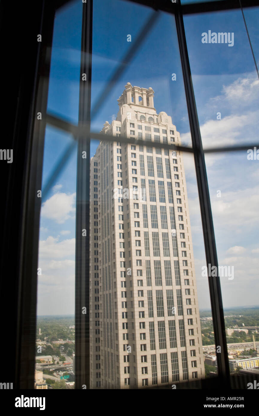 Une vue sur 191 Peachtree Tower dans le centre-ville d'Atlanta à partir de la fenêtre d'un gratte-ciel voisin Banque D'Images