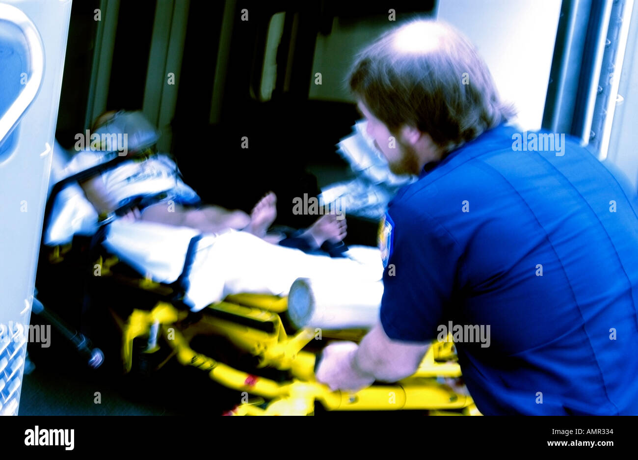 Chargement EMT patient en ambulance Banque D'Images