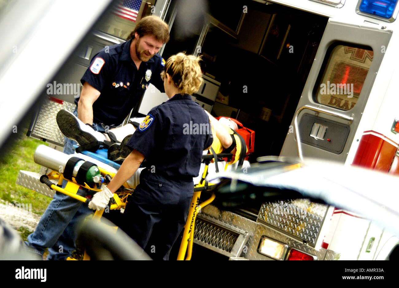 Tum loading patient en ambulance Banque D'Images