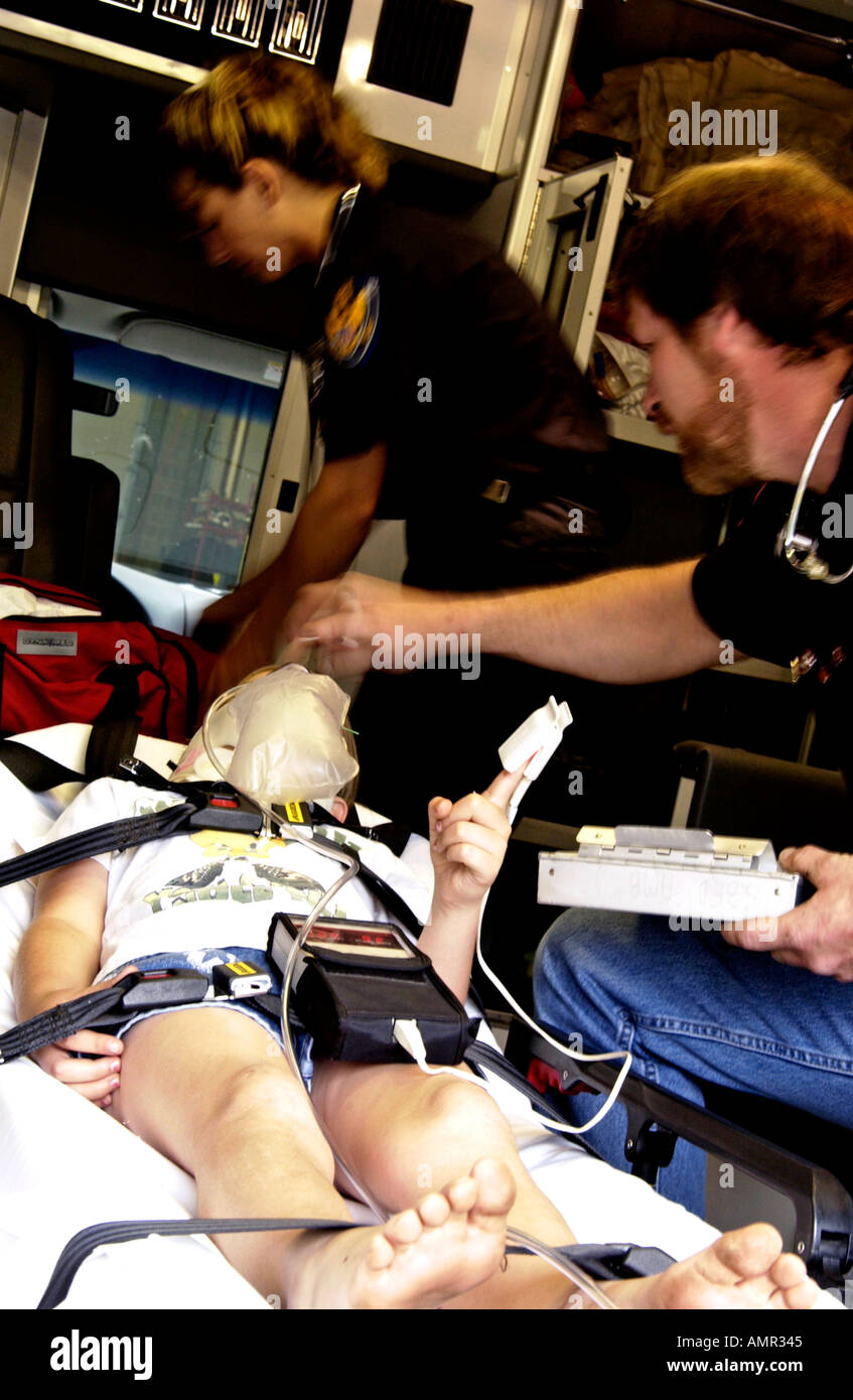 EMT avec patient en ambulance Banque D'Images