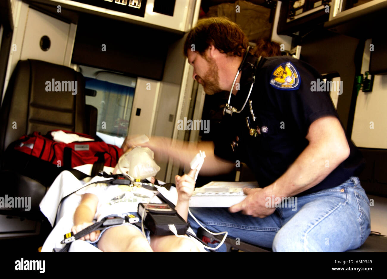 EMT avec patient en ambulance Banque D'Images