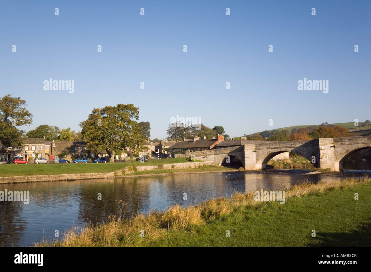 River Wharfe et pont voûté en pierre dans village pittoresque dans le Yorkshire Dales National Park. Burnsall Wharfedale North Yorkshire England UK Banque D'Images