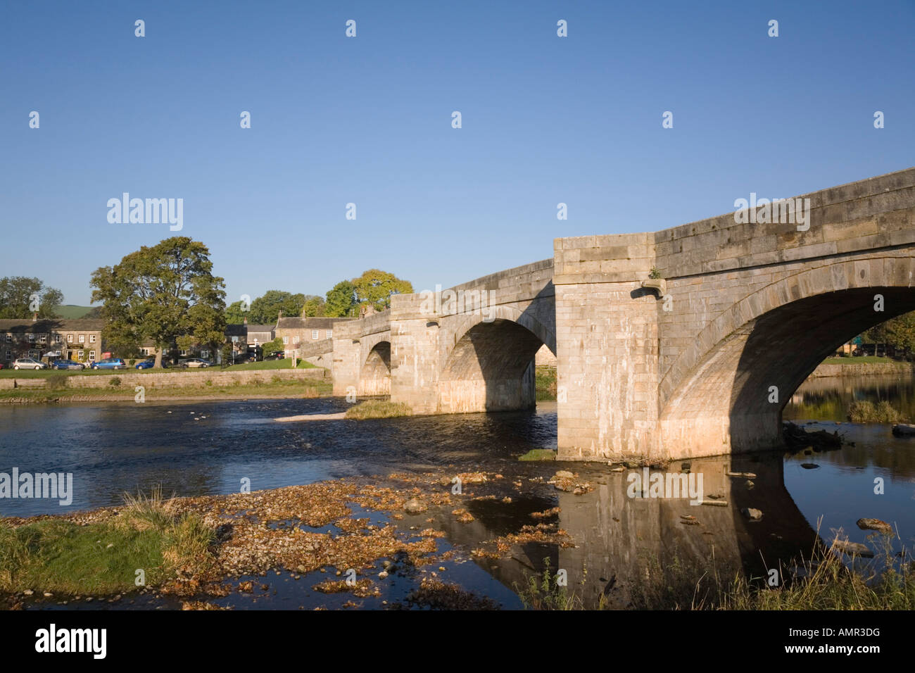 River Wharfe et pont voûté en pierre dans village pittoresque dans le Yorkshire Dales National Park. Burnsall Wharfedale Yorkshire Angleterre UK Banque D'Images