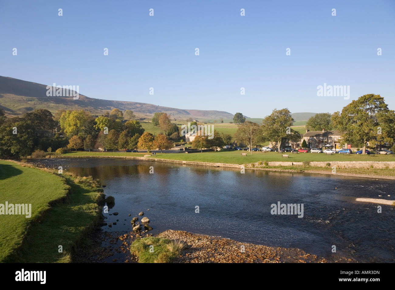 En aval de la rivière Wharfe voir dans un village pittoresque dans le Yorkshire Dales National Park. Burnsall Wharfedale Yorkshire Angleterre UK Banque D'Images