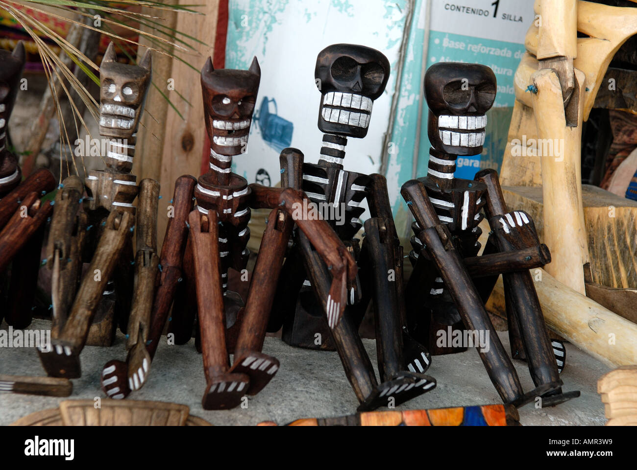 Des squelettes en bois inclinables à un stand de souvenirs à Tulum Banque D'Images