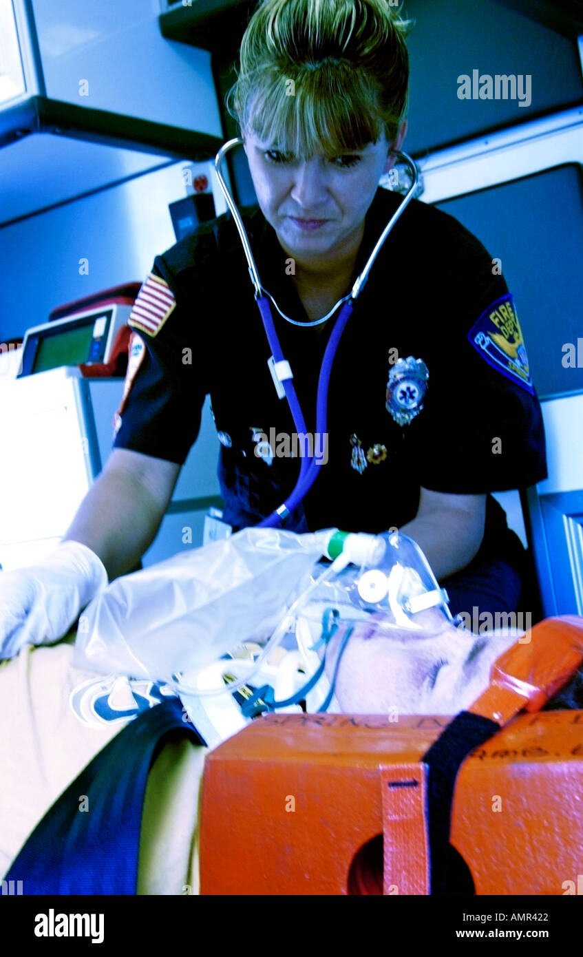 EMT en ambulance avec patient Banque D'Images