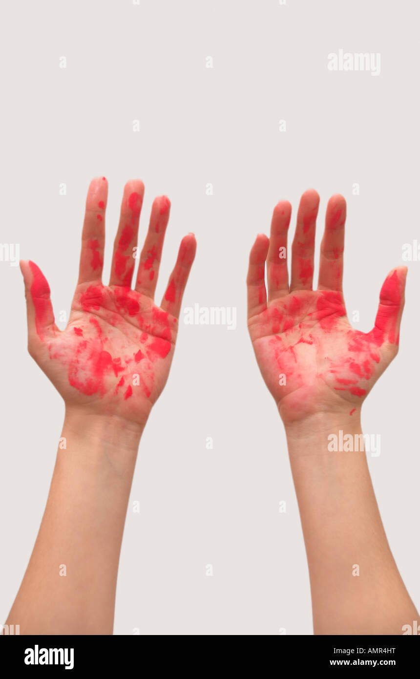 Femme avec de la peinture rouge sur les mains Banque D'Images
