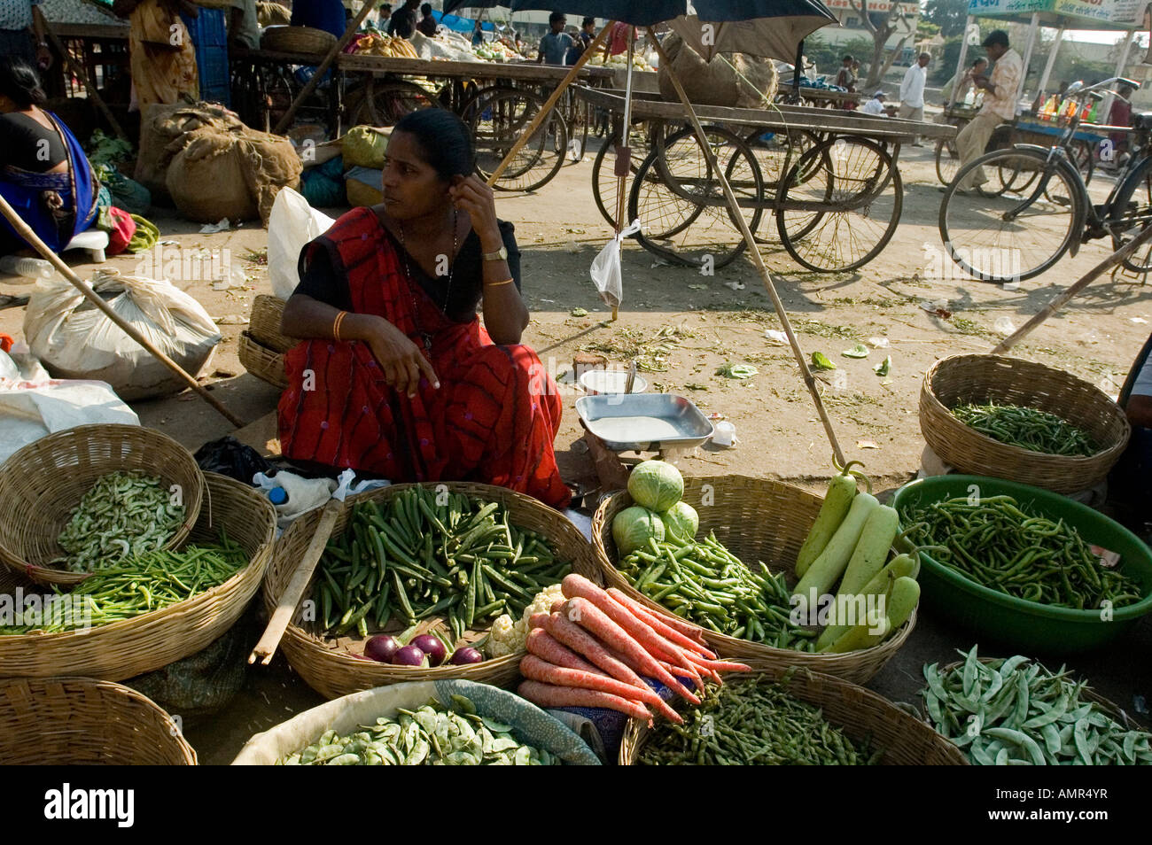 Marché en plein air avec des femmes vendant des fruits et légumes en Inde Banque D'Images Marché en plein air avec des femmes vendant des fruits et légumes en Inde Banque D'Images