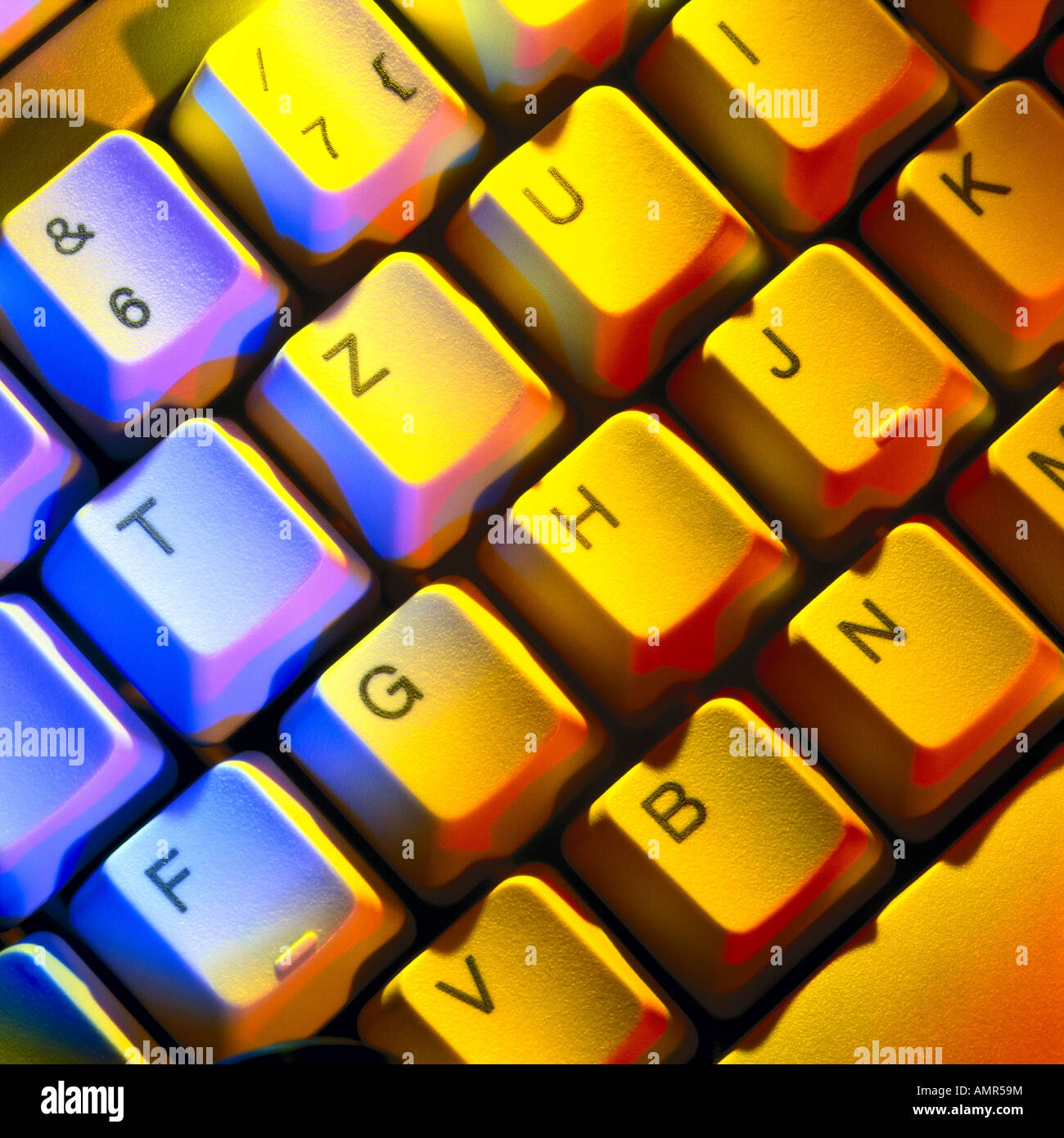 Close-up d'un clavier d'ordinateur en lumière colorée Banque D'Images