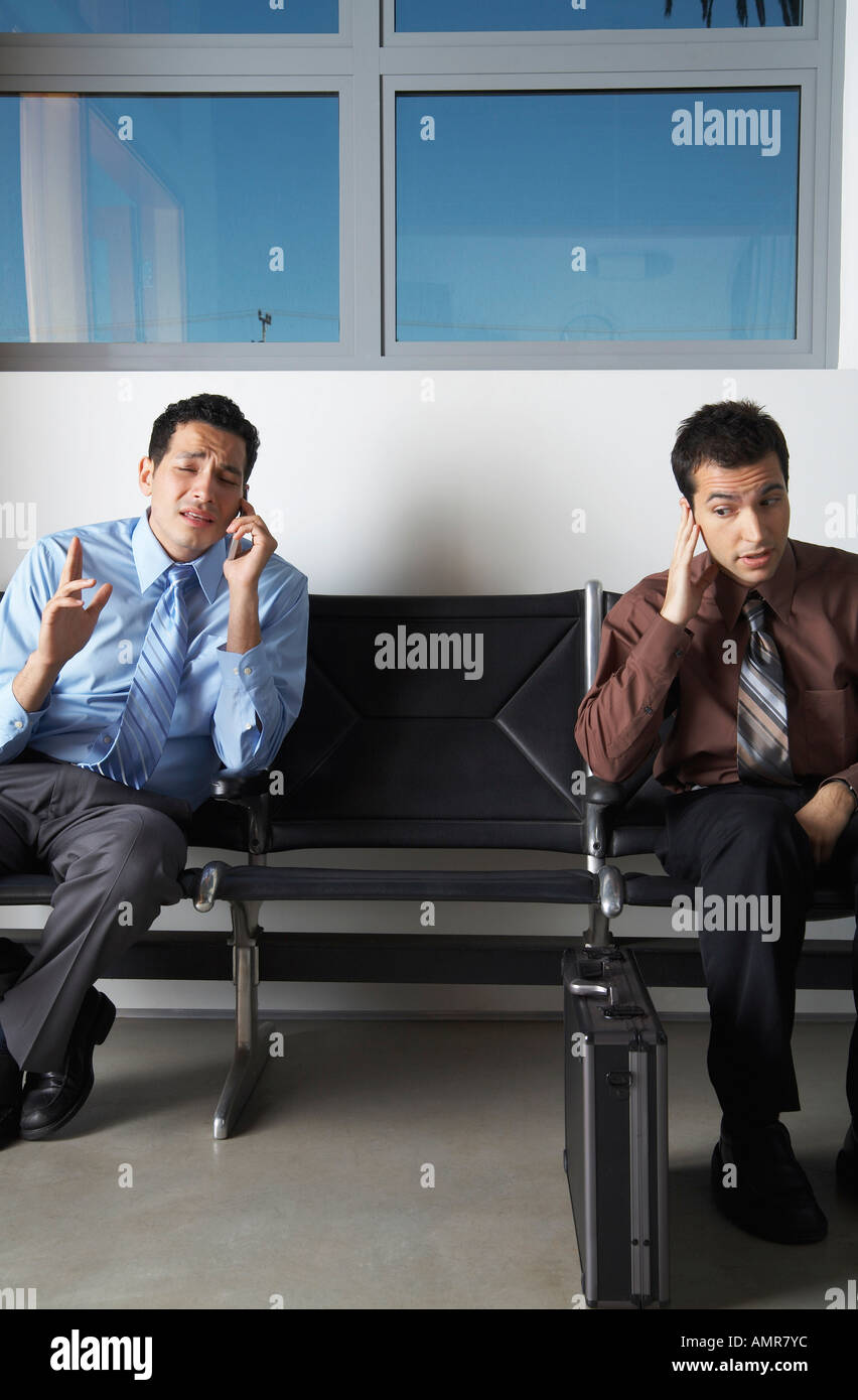 Des hommes d'affaires de l'aire d'attente Banque D'Images