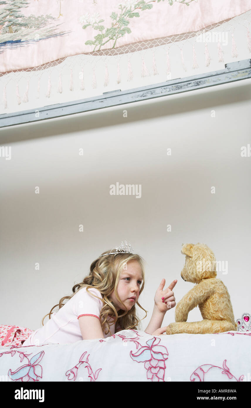 Girl Playing With Teddy Bear Banque D'Images