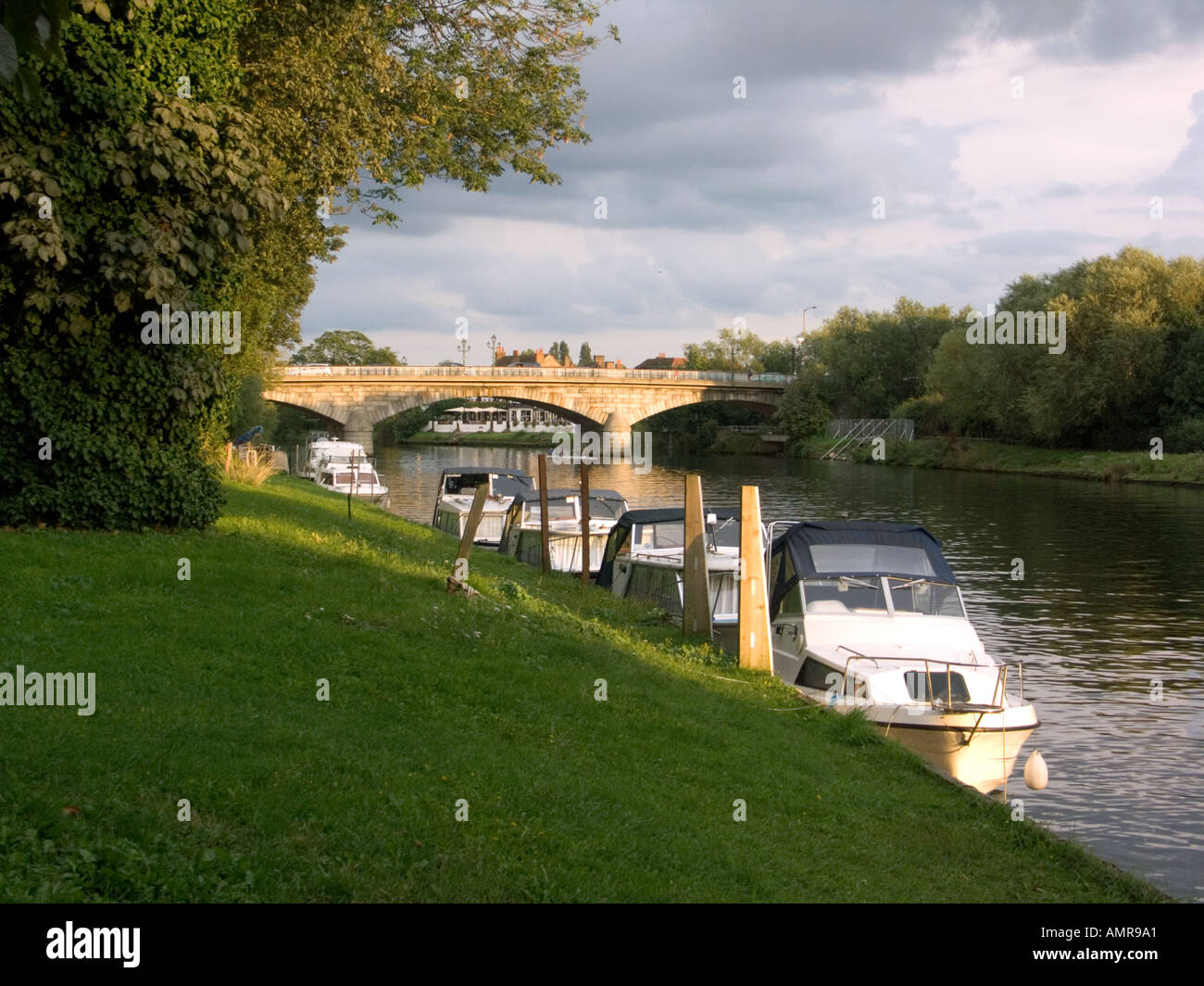 - Pont de pierre sur la Tamise, Staines, Middlesex, Angleterre Banque D'Images