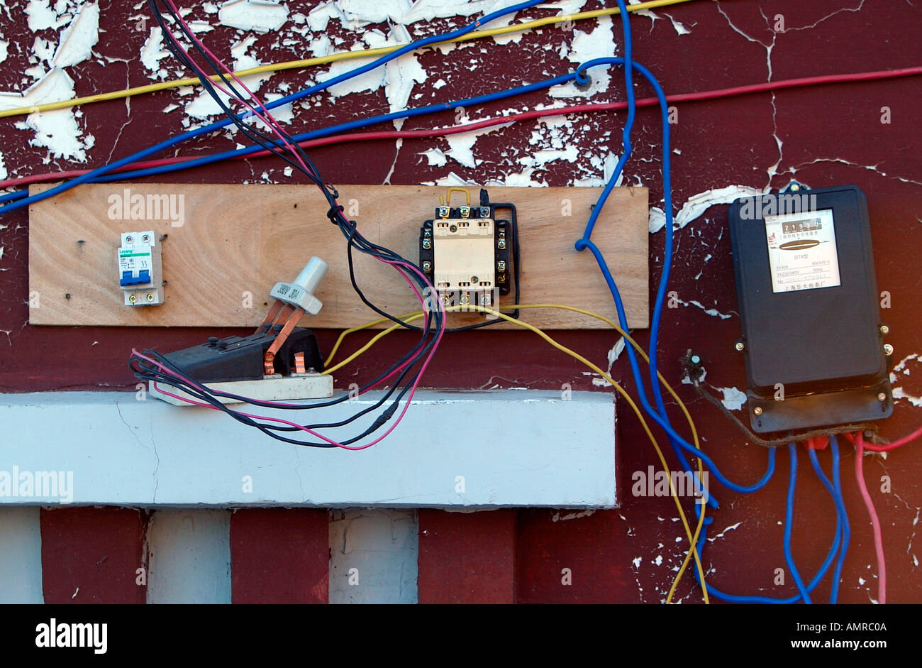 Le câblage électrique à l'extérieur sous le toit de l'hôtel Tibet Banque D'Images