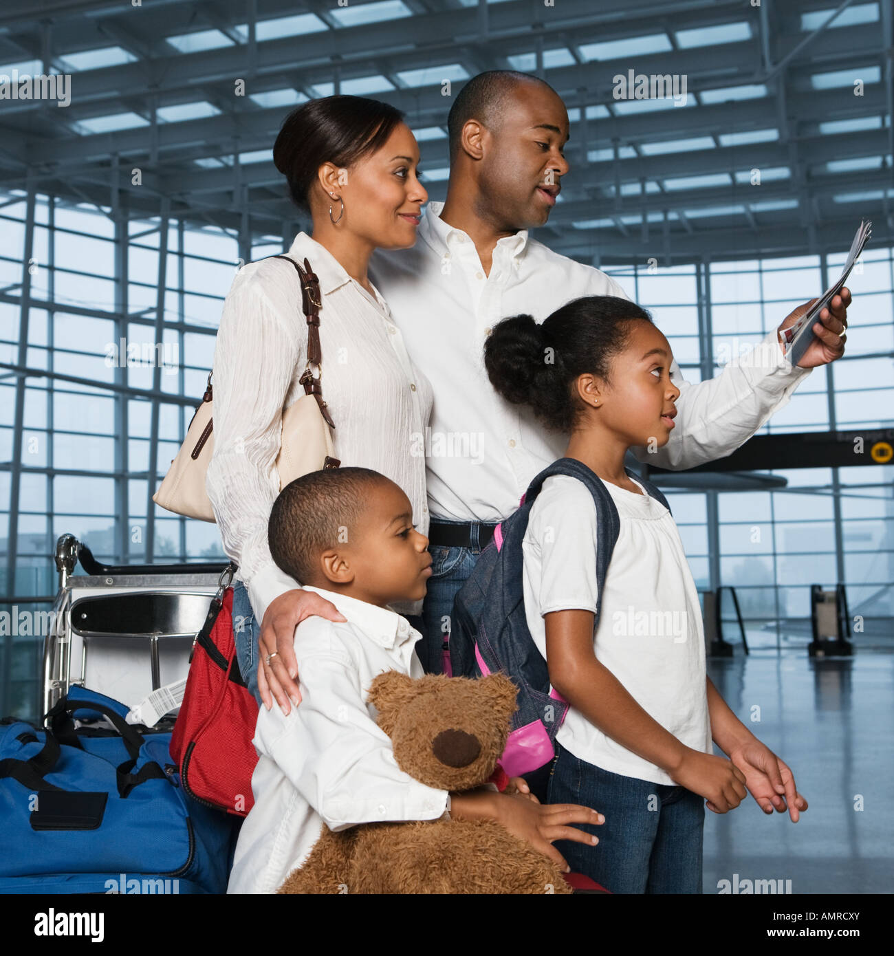 La famille africaine in airport Banque D'Images