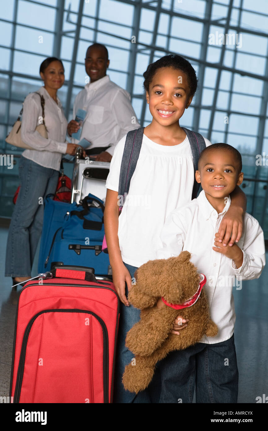 La famille africaine in airport Banque D'Images