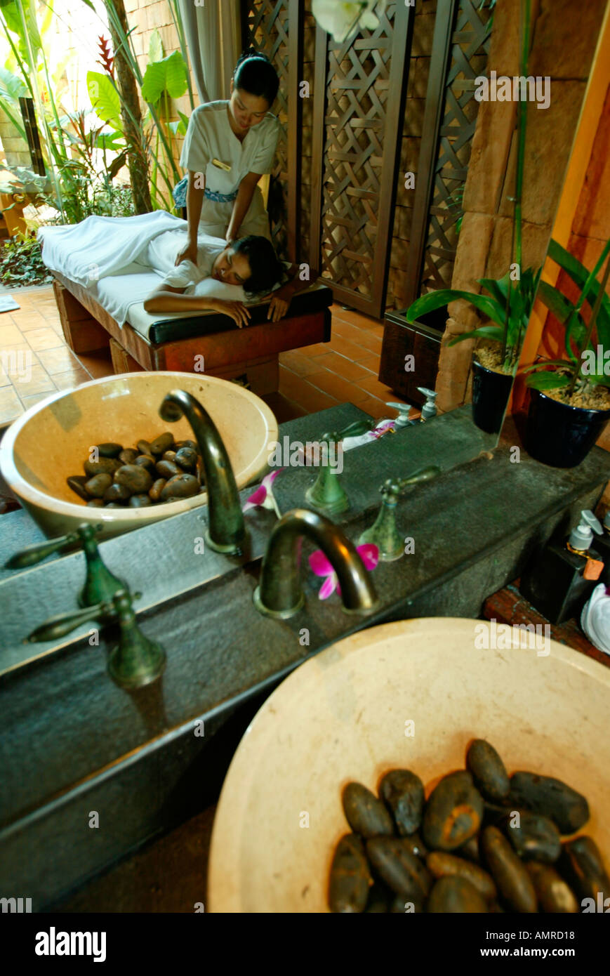 Reflet de la masseuse à l'œuvre dans lavabo miroir Mandara Spa J W Marriott Phuket Resort and Spa Thailande Banque D'Images