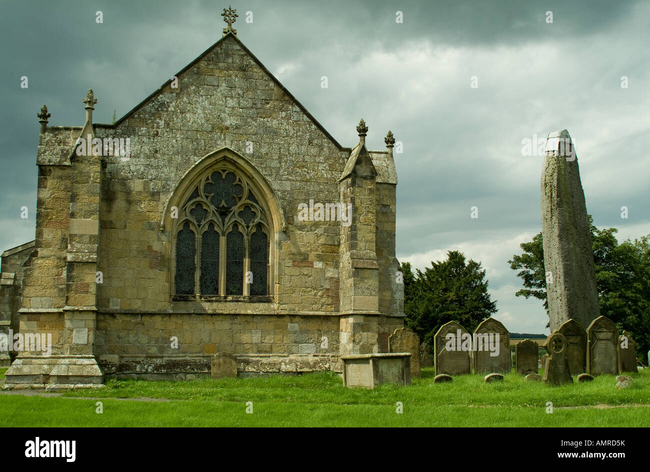 Rudston standing stone ou monolithe sur le terrain de l'église All Saints East Yorkshire Banque D'Images