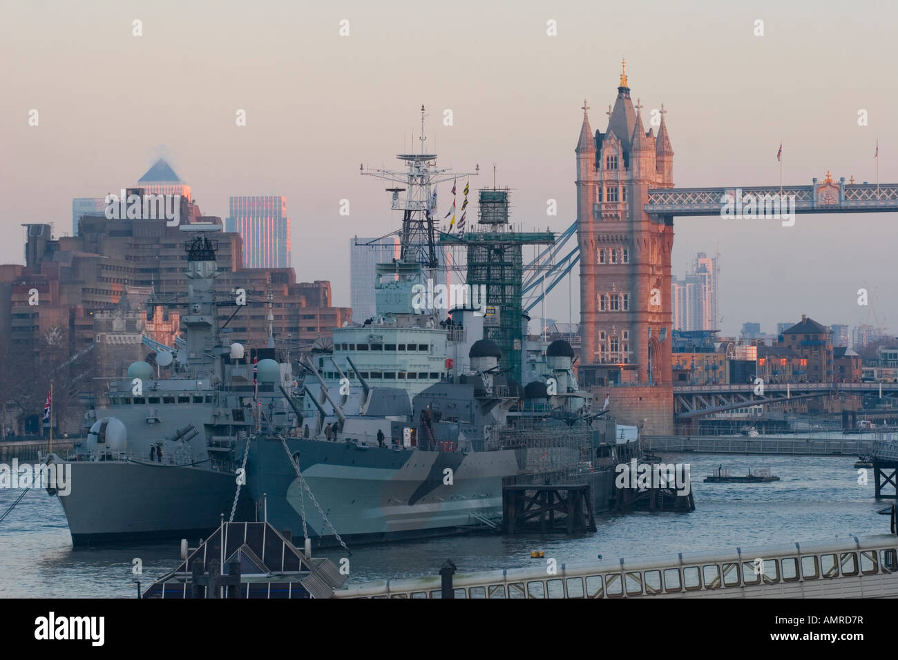 Le HMS Westminster (à gauche) le HMS Belfast (à droite) à la Tower Bridge Londres Dec '07 Banque D'Images