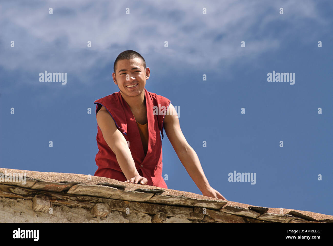 Photographié depuis le toit, moine d'un temple building Drepung Lhassa au Tibet Banque D'Images