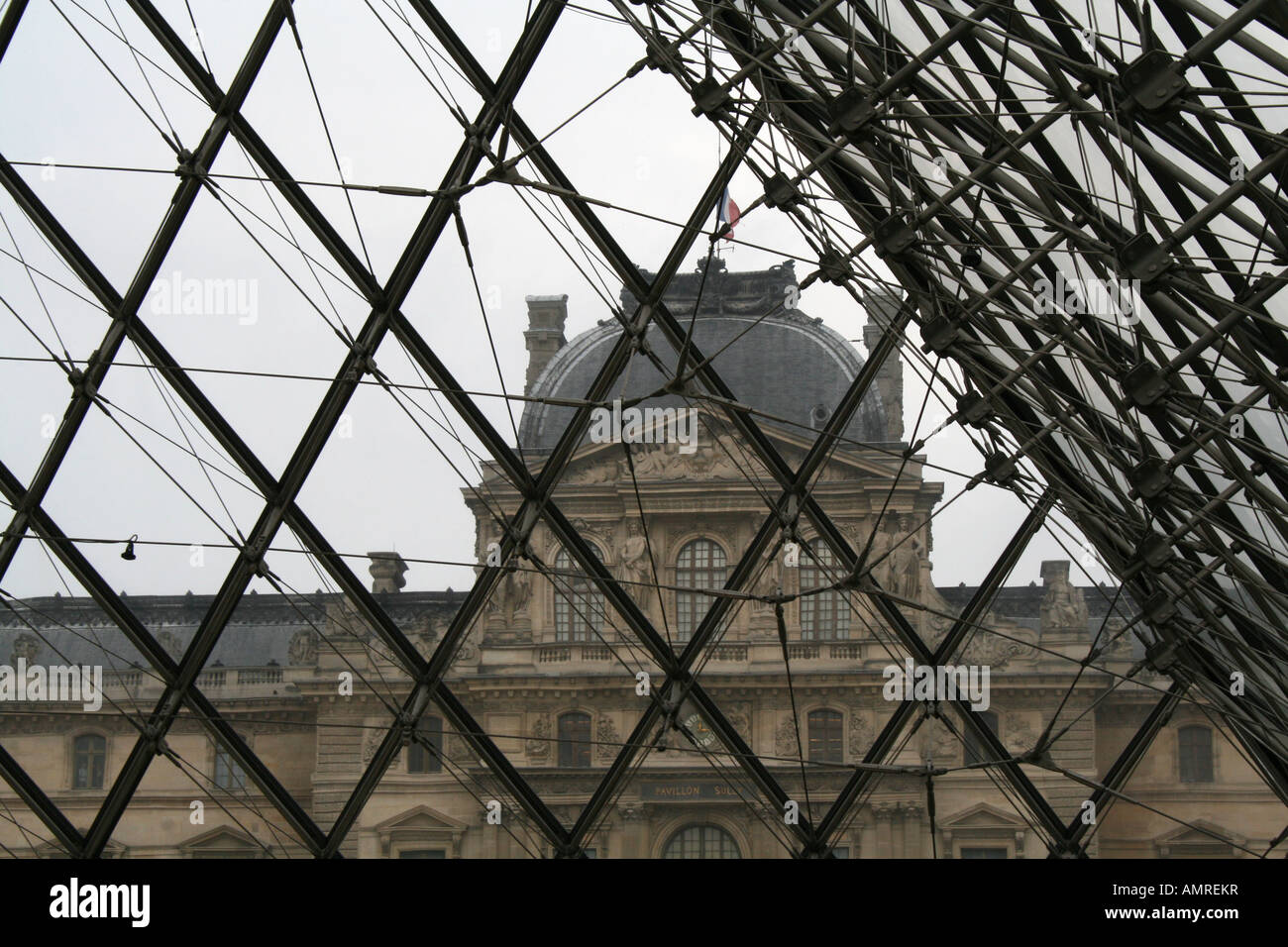 Le Louvre reflète dans la pyramide conçu par I.M. Pei Banque D'Images