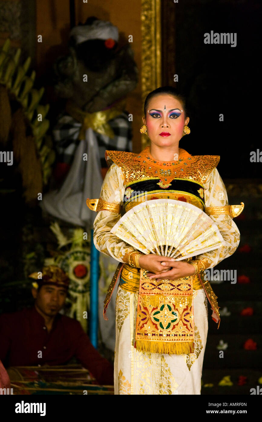 Femme dansant Legong Ubud Palace Rendement Bali Indonesia Banque D'Images
