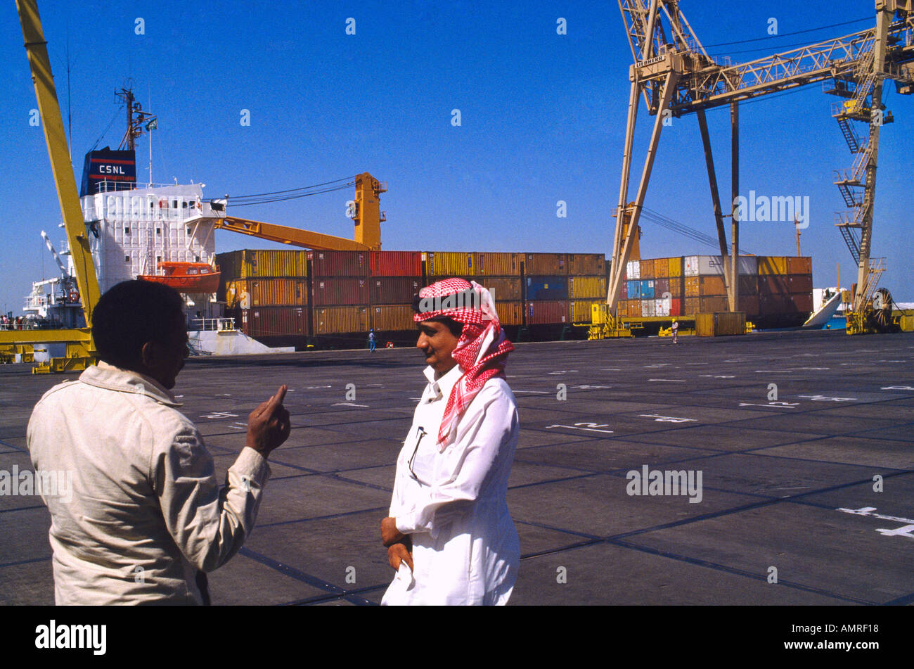 Jeddah Arabie Saoudite Port de conteneurs du navire hommes parler robe Western robe arabe Banque D'Images