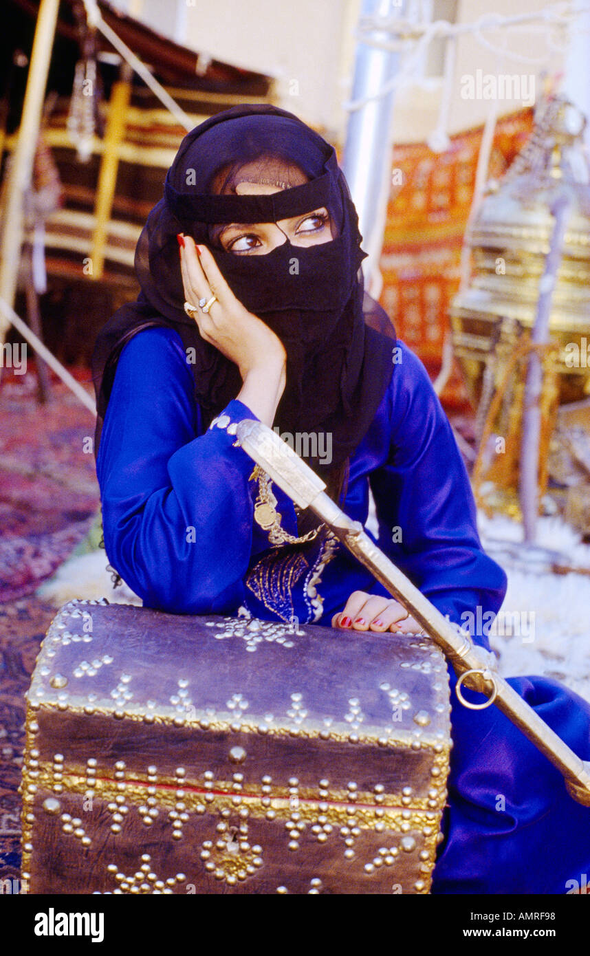 L'Arabie saoudite femme robe traditionnelle burqa voile décoré Trunk Banque D'Images