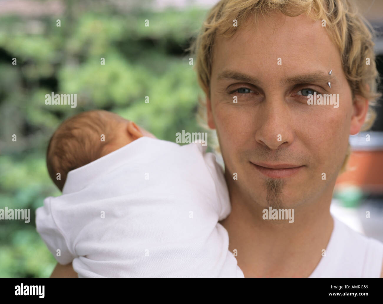 Jeune père tenant son bébé Banque D'Images