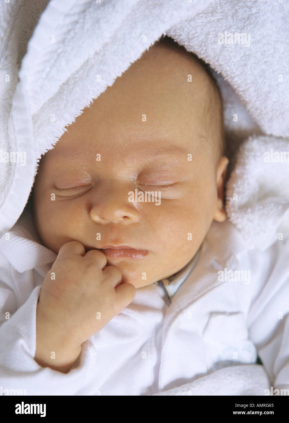 Newborn baby boy (0-3 months) sleeping, close-up Banque D'Images