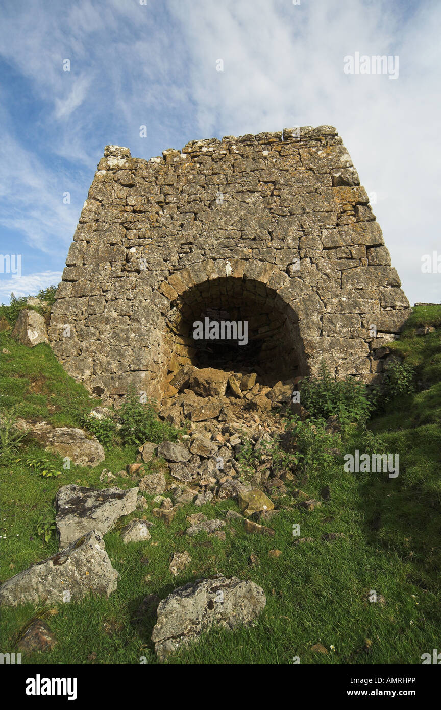 Ancien four à chaux calcaire utilisé pour la gravure pour extraire la chaux pour enrichir la terre Banque D'Images