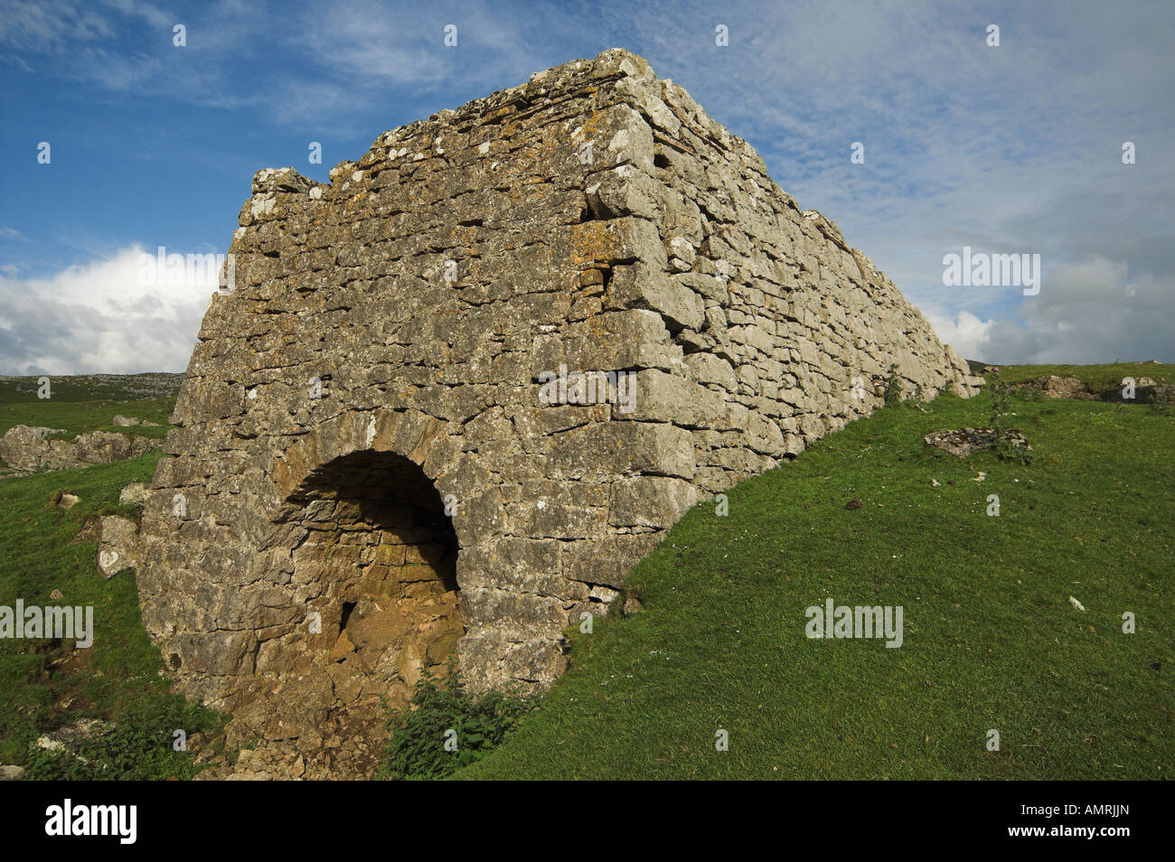 Ancien four à chaux calcaire utilisé pour la gravure pour extraire la chaux pour enrichir la terre Banque D'Images