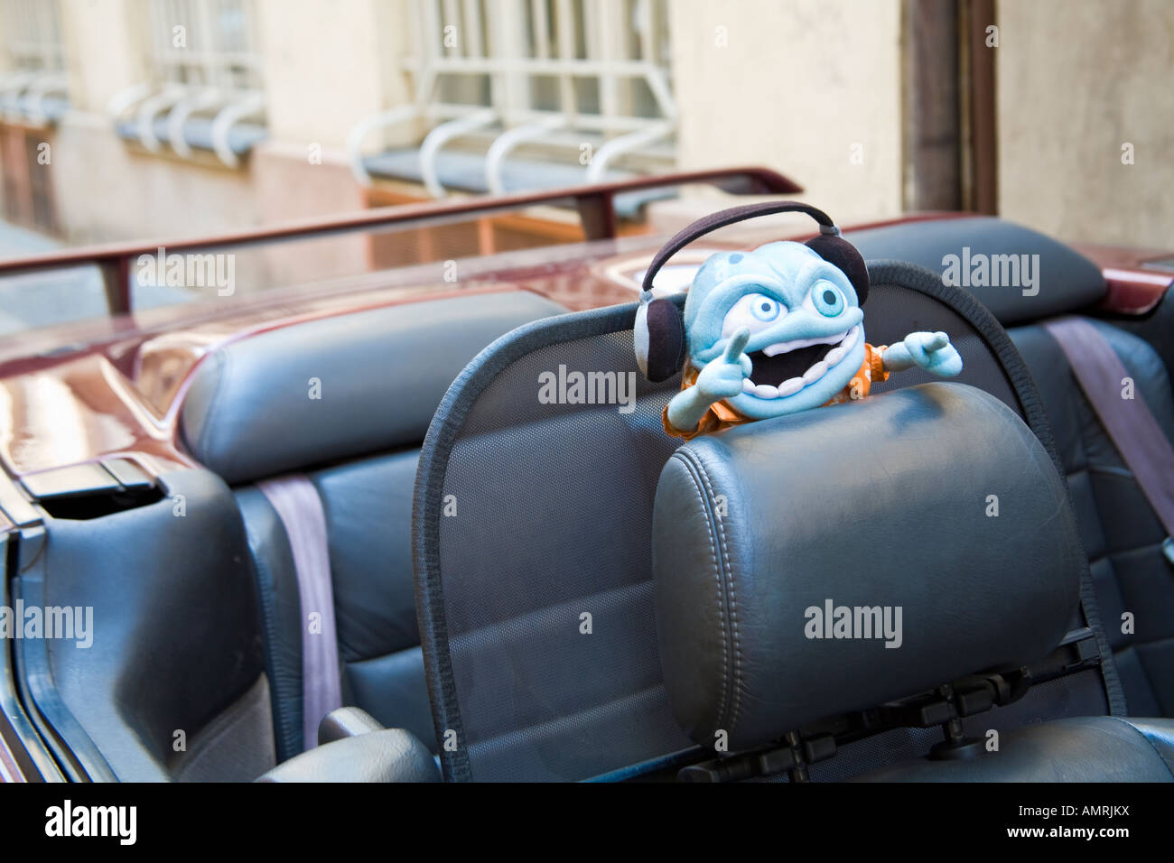 Un jouet figure sur l'appuie-tête du siège passager d'une voiture décapotable à Prague République Tchèque Banque D'Images