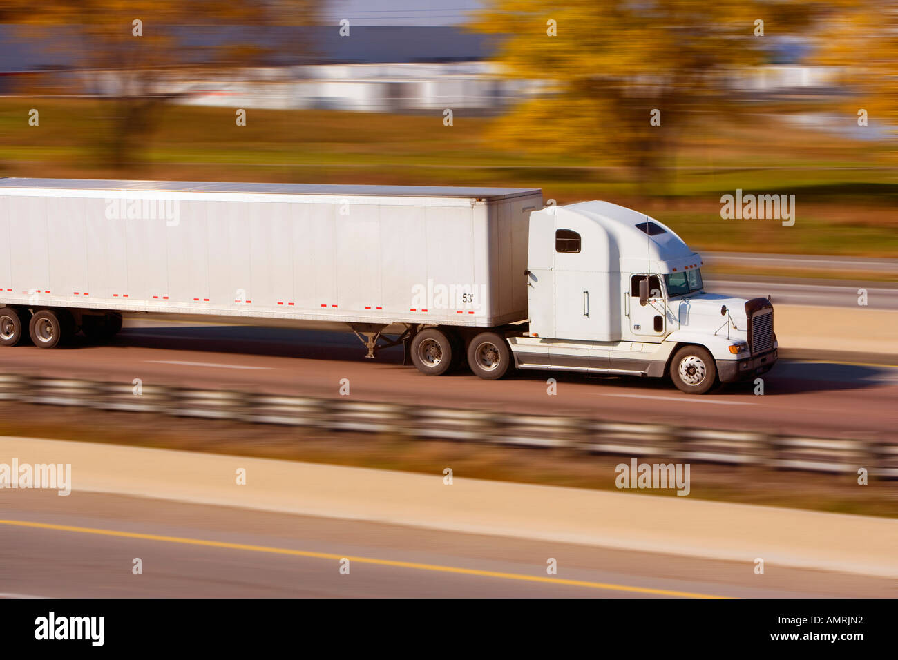 Camion de transport sur l'autoroute Banque D'Images