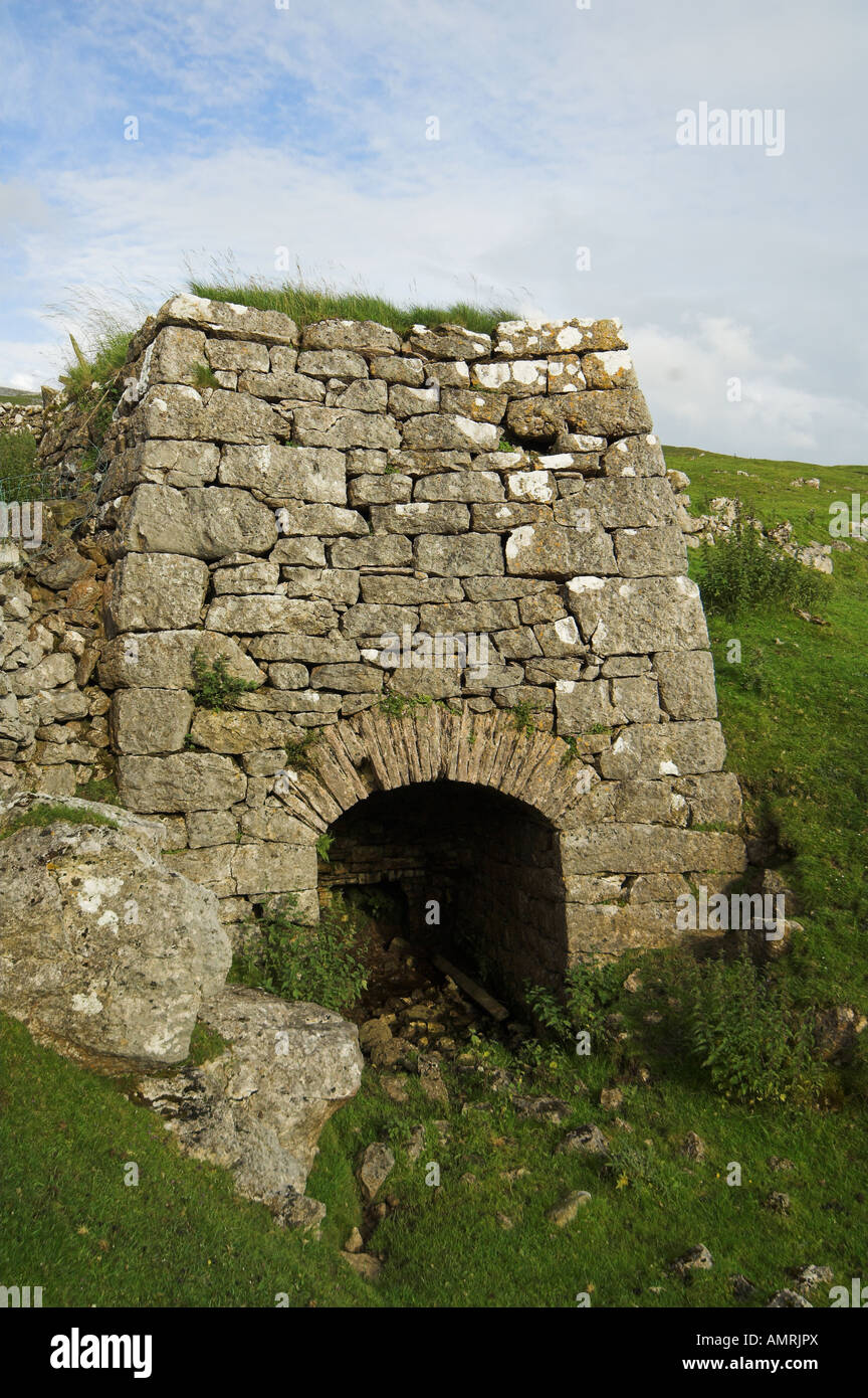 Ancien four à chaux calcaire utilisé pour la gravure pour extraire la chaux pour enrichir la terre Banque D'Images