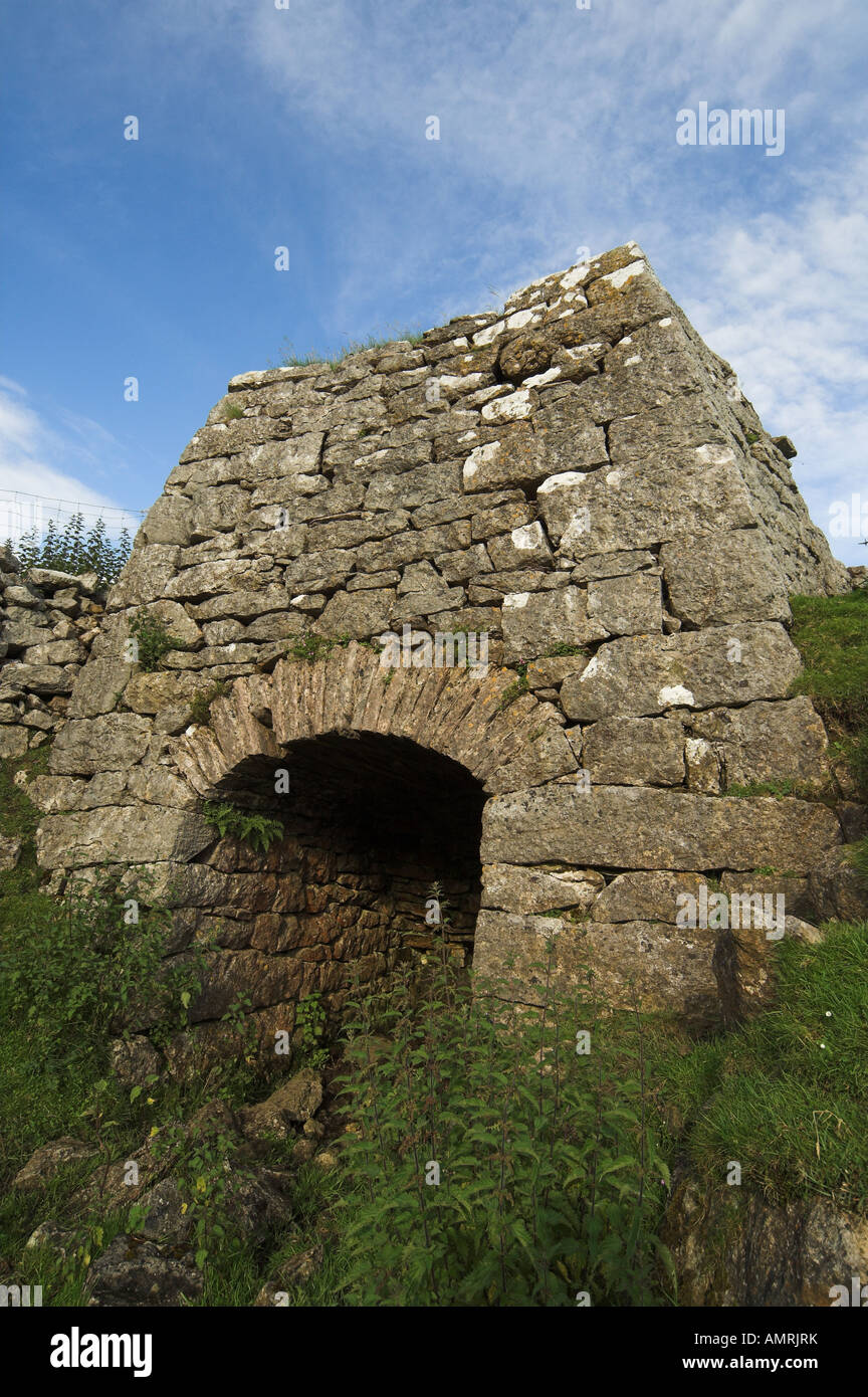 Ancien four à chaux calcaire utilisé pour la gravure pour extraire la chaux pour enrichir la terre Banque D'Images