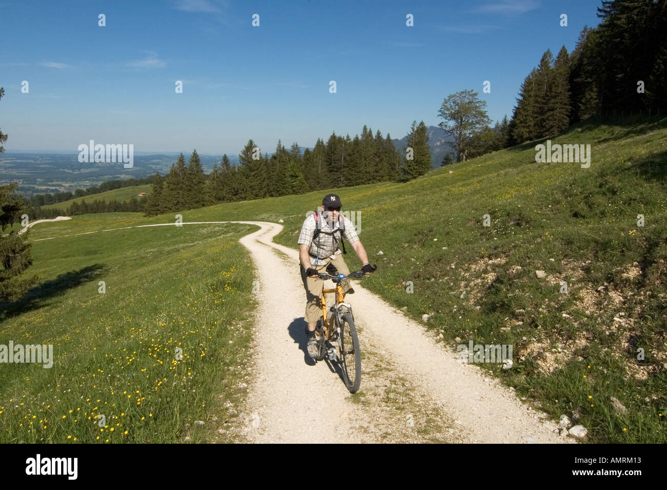 M. Mountainbiker zwischen Grassau und Unterwössen im Chiemgau auf dem Weg zum Großstaffen Fahrnpoint und Oberbayern Deutschland MR Banque D'Images M. Mountainbiker zwischen Grassau und Unterwössen im Chiemgau auf dem Weg zum Großstaffen Fahrnpoint und Oberbayern Deutschland MR Banque D'Images