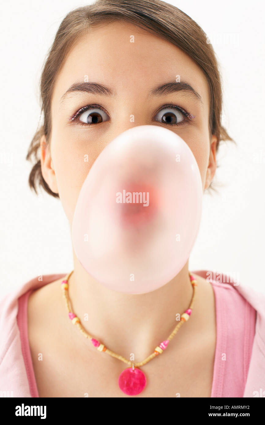 Girl Blowing Bubble Banque D'Images